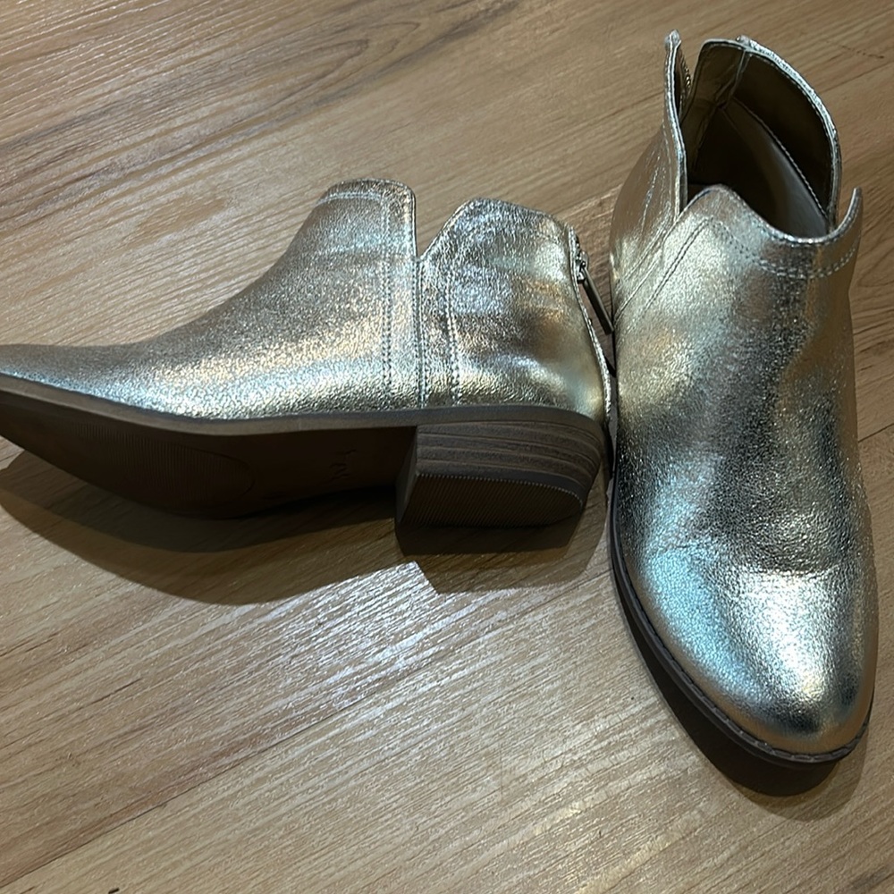 Girls gold boots size 3